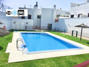 Apartamento Superior con piscina, parking, terraza, Aire Ac y Wifi -Solo familias o parejas-
